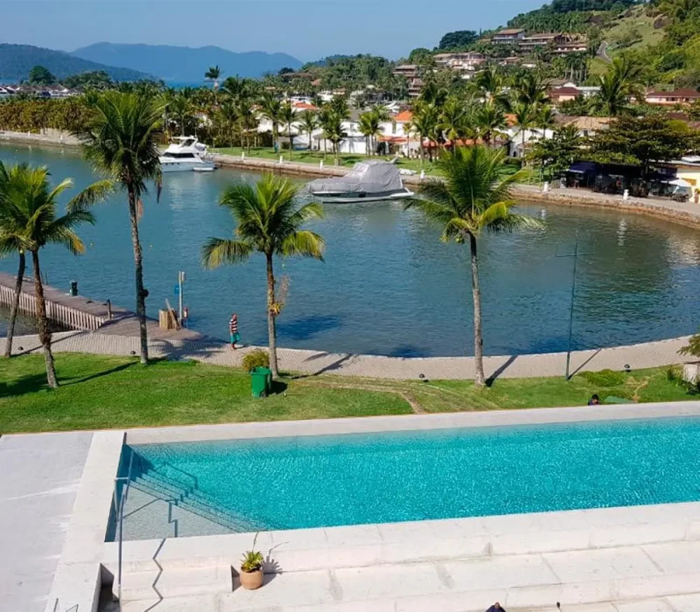 Fasano Angra dos Reis com piscina beira mar.