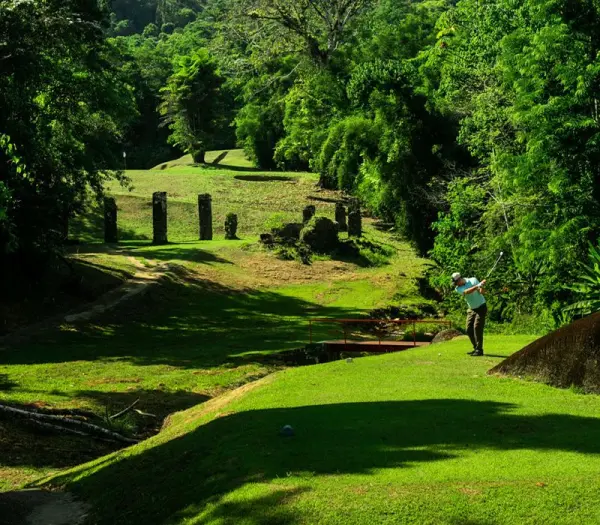 Campo de Golfe ++com 18 buracos